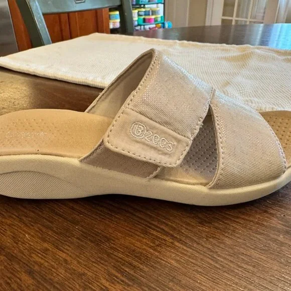 BZees Womans White Sparkle Slide Sandals Size 7 - Picture 2 of 8